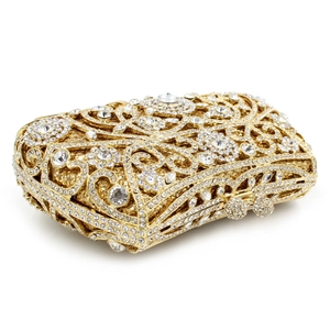 Détail de la pochette de soirée dorée ajourée ornée de cristaux et de strass brillants