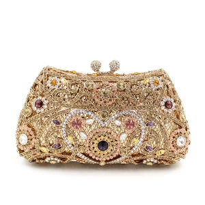 Pochette de soirée dorée ajourée avec strass colorés et motif de cœur en cristal