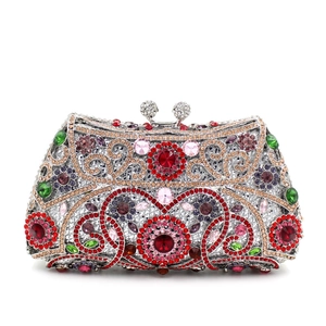 Détails des motifs floraux en strass colorés sur une pochette de soirée en métal argenté