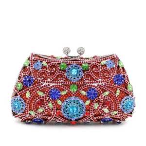 Détails macro des motifs floraux en strass colorés sur une pochette de soirée de luxe