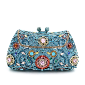 Détails d'une pochette de soirée luxueuse avec strass colorés et motifs floraux