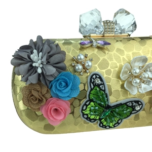 Pochette de soirée dorée avec fleurs 3D en satin, perles et fermoir nœud en cristal