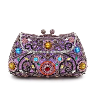 Gros plan de la pochette de soirée à fleurs en strass et cristaux multicolores