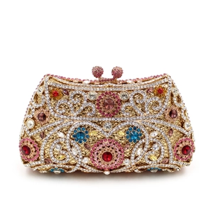Gros plan détaillé de la pochette de soirée dorée ornée de fleurs en cristal multicolore