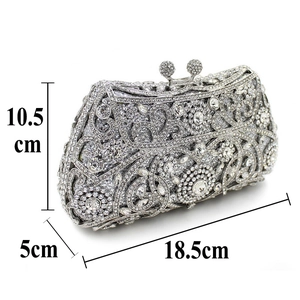 Détail de pochette de soirée à strass argentés et motifs floraux, dimensions 18,5x10,5cm