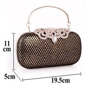 Détail de pochette de soirée luxe avec maille dorée, fermoir strass et dimensions