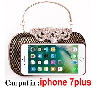 Pochette élégante en dentelle noire avec fleurs en cristal et poignée dorée avec un mobile