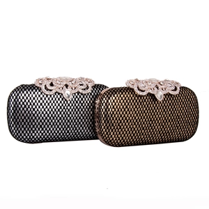 Détails de minaudières avec maille alvéolée et ornements de strass étincelants