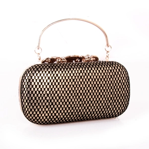 Vue détaillée de la pochette en PU avec poignée or rose et fermoir incrusté de diamants