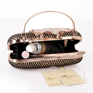Pochette de soirée à damier noir et or avec fermoir feuille en diamant et vue intérieure