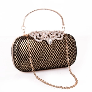 Détail d'une pochette de soirée avec texture en maille et ornements de cristaux brillants