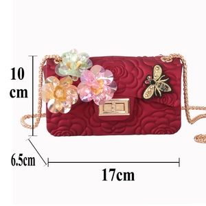Dimensioni dettagliate della borsa a tracolla in silicone rosso con fiori in rilievo