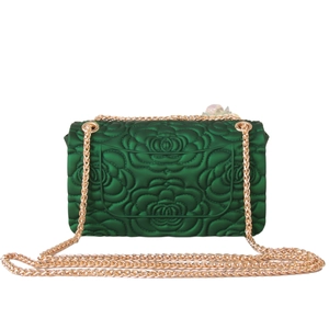 Dettaglio borsa a tracolla verde scuro con camelie a rilievo e catena in metallo oro
