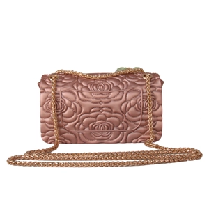 Dettaglio borsa jelly oro rosa con rilievo floreale 3D e tracolla a catena d'oro