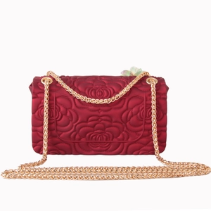 Borsa a tracolla rosso vino opaco con rose in rilievo e tracolla a catena dorata