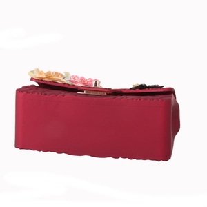 Borsa a tracolla in silicone opaco rosso con fiori 3D in acrilico e trama ondulata