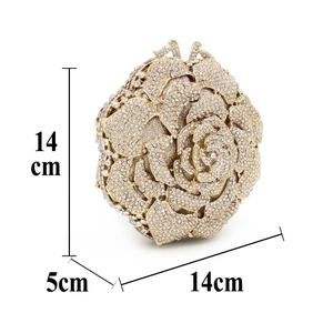 Pochette de soirée rose dorée avec strass cristallins et dimensions de 14x14x5 cm