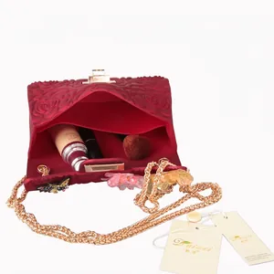 Borsa a tracolla rossa opaca con trama di rose 3D e catena in metallo dorato