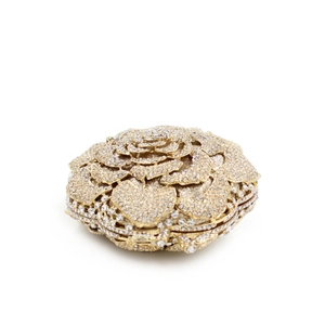 Détail de la pochette de soirée dorée en forme de rose ornée de strass brillants