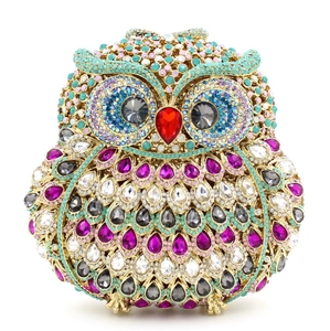 Détails des strass colorés sur la pochette de soirée hibou en métal pour femmes