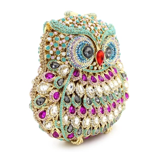 Détail du sac de soirée hibou avec strass multicolores et cadre en métal doré