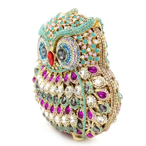 Vue macro de la pochette hibou en cristaux multicolores avec cadre métallique évidé
