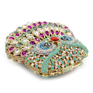 Vue détaillée de la pochette hibou ornée de strass colorés et cristaux brillants