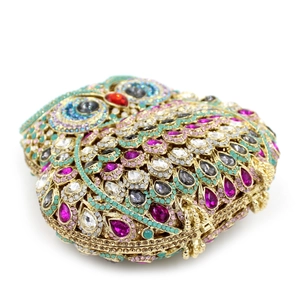 Détail de la pochette hibou avec des strass multicolores et un cadre en métal doré ciselé