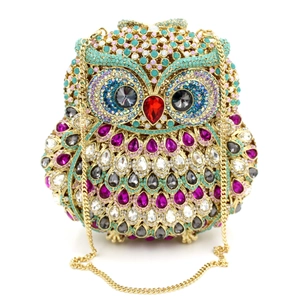 Détail macro du sac de soirée hibou de luxe avec cristaux colorés et chaîne dorée