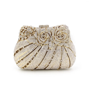 Makroaufnahme der Kristall-Clutch mit 3D-Rosenmuster und edlem Metall-Klickverschluss