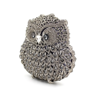 Détails de la pochette hibou avec cristaux scintillants et pierres en forme de larme