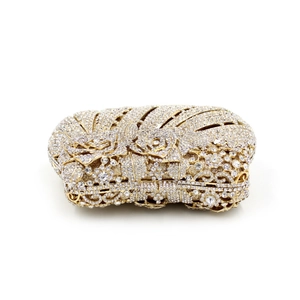 Elegante goldene Abendtasche mit funkelnden weißen Kristallrosen und Metallrahmen