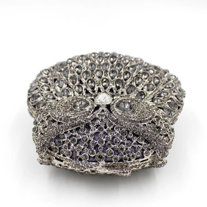 Vue détaillée de la pochette hibou grise ornée de cristaux et de strass étincelants