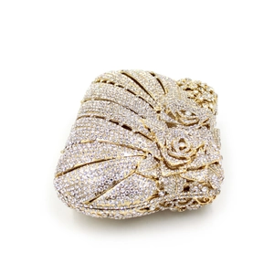 Detailansicht der goldenen Abendtasche mit aufwendigem Kristallbesatz und Rosenblüten-Design