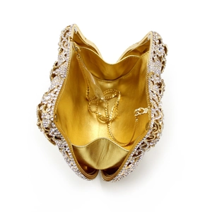 Elegante goldene Metall-Clutch mit weißen Strasssteinen und ausgehöhltem Blumendesign