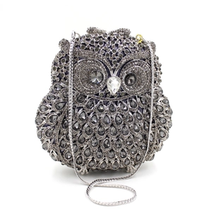 Détail des strass scintillants et des yeux en cristal sur ce sac de soirée hibou