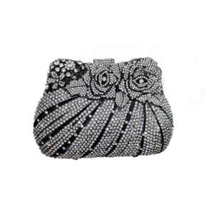 Draufsicht auf silberne Strass-Abendtasche mit Rosenmuster und Kristall-Metallverschluss