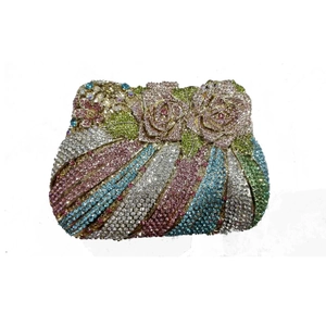 Detailaufnahme bunter Strass-Blumenmuster auf einer Kristall-Abendtasche für Damen
