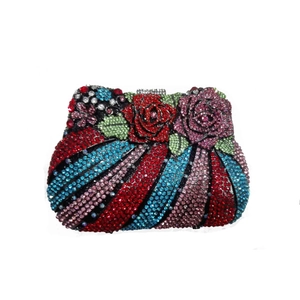 Makro-Detail der bunten Kristall-Strasssteine auf der floralen Abend-Clutch
