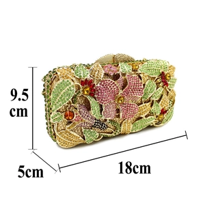 Détails d'une pochette fleurie en strass colorés avec dimensions 18x9,5x5 cm