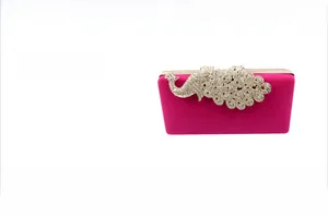 Detailansicht der fuchsiafarbenen Samt-Abendtasche mit glitzernder Pfau-Strassverzierung