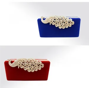Detailansicht der Samt-Abendtaschen mit Pfau-Strasssteinen in Königsblau und hellem Rot