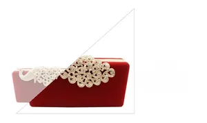 Detailaufnahme der roten Samt-Abendtasche mit goldener Pfauen-Strass-Verzierung