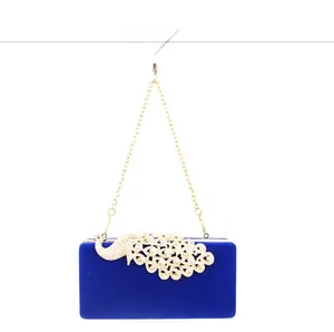 Details der königsblauen Samt-Abendtasche mit goldenem Pfau und Strasssteinen