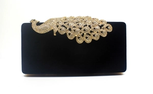Detailansicht der Samt-Abendtasche mit luxuriösem goldenem Pfau und Strass-Besatz