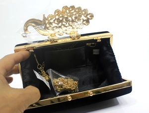 Elegante schwarze Samt-Abendtasche mit goldenem Pfauenverschluss und Metallkette