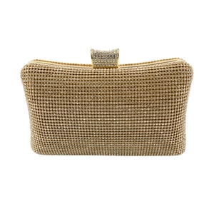Détail de la pochette de soirée dorée avec pavé complet de strass et cadre métallique