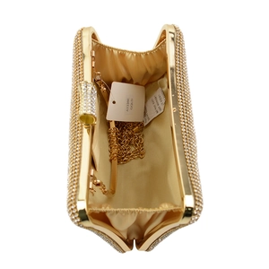Détail de la pochette de soirée dorée avec strass, doublure satin champagne et chaîne