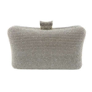 Détail des strass argentés étincelants et du fermoir en cristal de cette pochette de soirée
