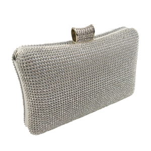 Pochette de soirée argentée ornée de strass et fermoir en cristal pour mariages chic